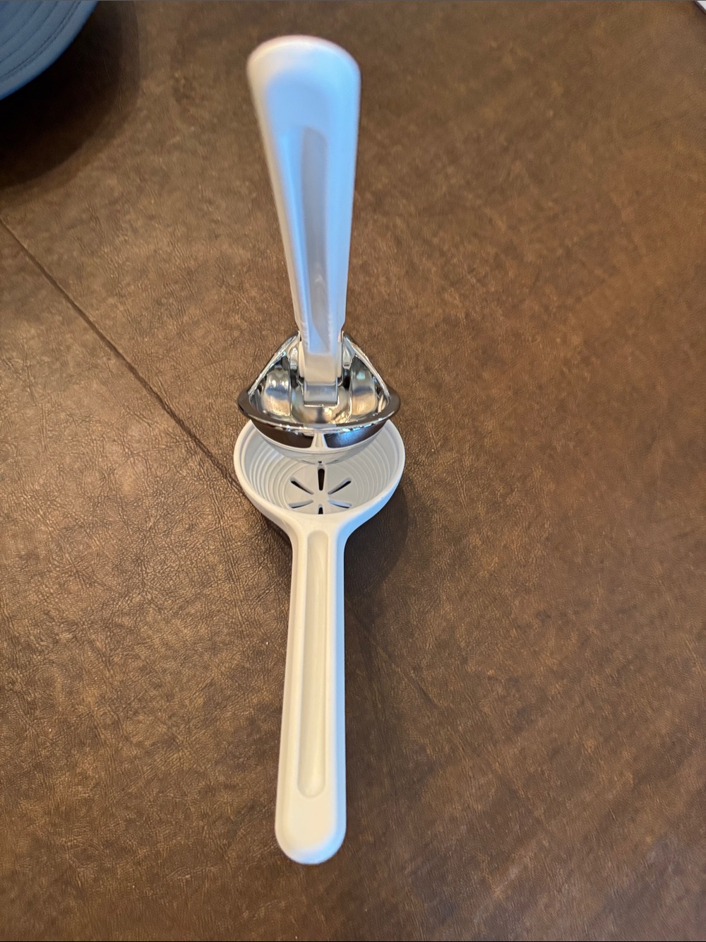 Chef'n White Manual Citrus Press Juicer - Handheld Lemon/Lime Squeezer